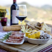 Se c’è una cosa che rende indimenticabile un soggiorno nei Colli Euganei, è senza dubbio la ricchezza della sua tradizione gastronomica. Qui, ogni stagione porta con sé profumi e sapori unici, celebrati nelle numerose sagre e feste paesane che animano il territorio tutto l’anno.